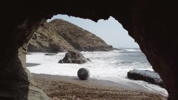 Θάλασσα Κύματα Συντρίβονται Βράχους Και Δρόμο Δίπλα Στη Θάλασσα — Αρχείο Βίντεο