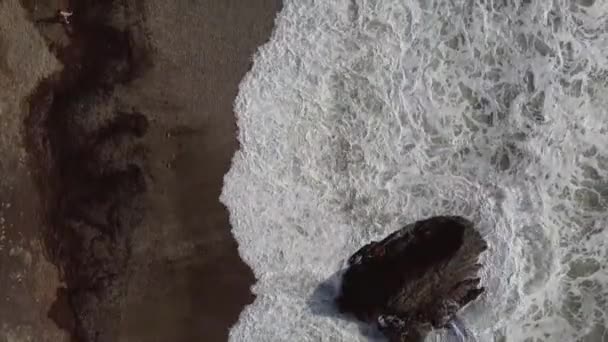Mer avec des vagues s'écrasant sur les rochers et la route par la mer