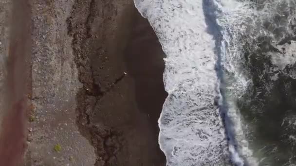 海によって岩や道路に波がクラッシュして海 — ストック動画
