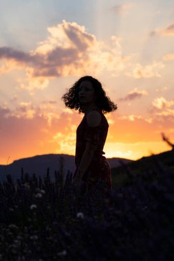 Lavanta tarlasının gün batımı Bulutlar ve kadınla