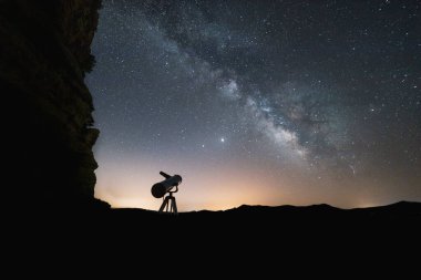 Samanyolu ve teleskop yıldızlı bir gecede
