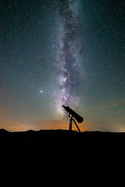 Mléčná Dráha Dalekohled Noc Hvězdnatou Oblohou — Stock fotografie