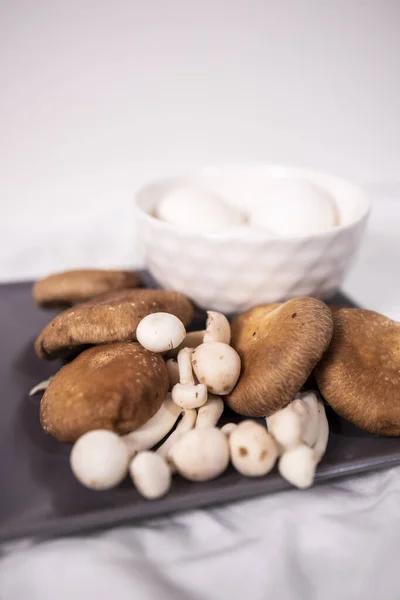 Diverse Champignons Zwarte Plaat Eieren Witte Plaat Zwarte Achtergrond Voor — Stockfoto