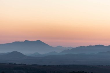 Güneşin doğuşunun manzarası. Yangından sonra bulutlu dağlar.