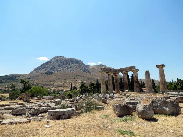 Europa Grecia Corinto Restos Antiguo Templeon Fondo Una Montaña Con — Foto de Stock