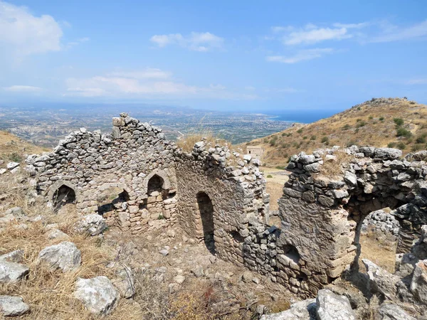 Avrupa, Yunanistan, Corinth, kalenin üst ve bir panorama Peloponnese Coast adlı eski bir bina kalıntıları