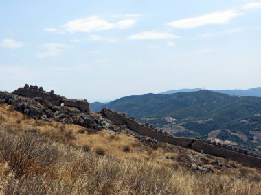 Avrupa, Yunanistan, Corinth, eski duvarları, susuz yamaçları ve çevreleyen tepeler