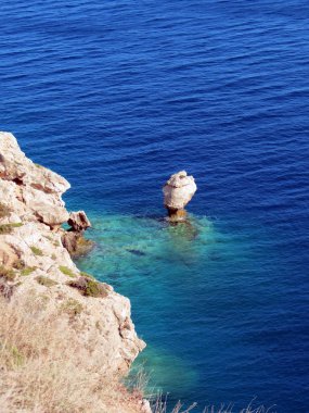 Avrupa, Yunanistan, Ireo Acre, dalgalar yavaş yavaş aşındırmak Gulf of Corinth yalnız bir kaya                               