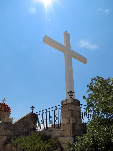 Loutraki 基督徒十字架反对夏天天空 — 图库照片