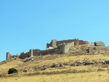Avrupa, Yunanistan, Peloponnese, bir tepenin üzerinde bir ortaçağ kalesi kalıntıları