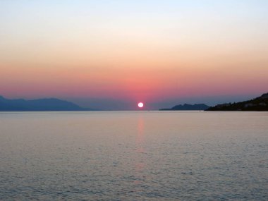 Avrupa, Yunanistan, Loutraki, sıcak yavaş yavaş sinksinto Ege Denizi sıcak sularında güneş