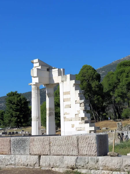 Avrupa, Yunanistan, Epidaurus, antik tapınak kalıntıları yaz güneş ışınlarından parlayan