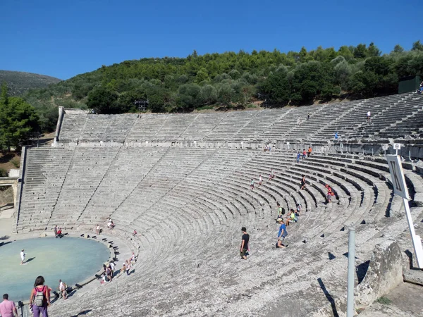 Европа Греция Эпидаур Много Туристов Приезжают Посмотреть Красивый Древний Амфитеатр — стоковое фото