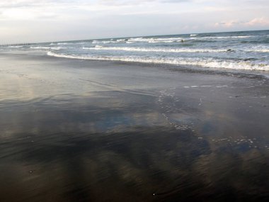 Gökyüzü sörfü, Rimini, İtalya, Adriyatik Denizi dalgalar halinde yansıtılır.