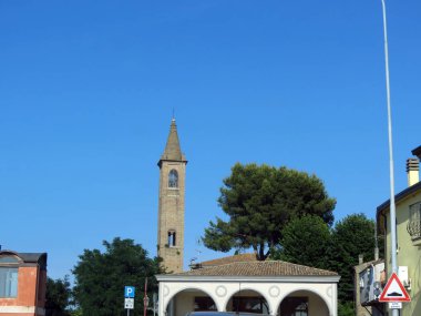 Eyaletinin ve Emilia Romagna bölgesinin, İtalya, Avrupa'nın küçük bir kasabasında Kilisenin çan kulesi.