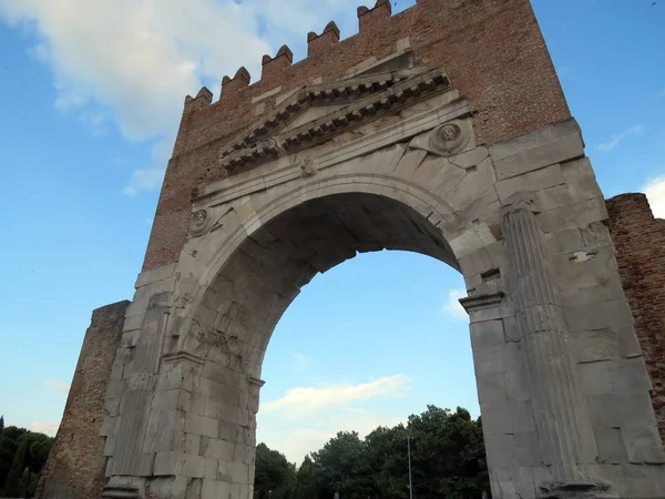 İmparator Augustus, Rimini, İtalya'Arch. Eski Roma Bu 2000 yıldan eski İtalya kemer, öyle.