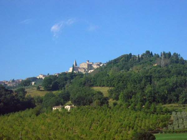 Kleine Italienische Stadt Auf Einem Hügel Aussicht Bei Schönem Sommerwetter — Stockfoto