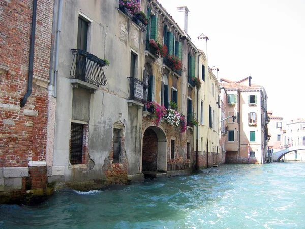 Görünüm eski evler ayakta stilts, Venedik, İtalya