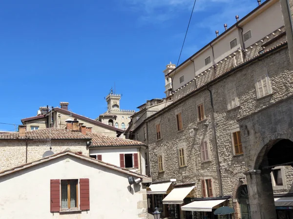 Görünümünü dar ortaçağ sokaklarında ve Palazzo Publico iyi yaz havalarda, San Marino, İtalya