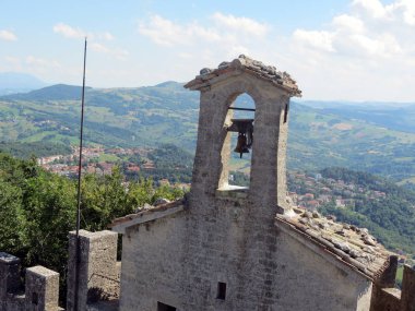 Kilise ve Mount Monte Titano, San Marino Cumhuriyeti İtalya eğimi çan