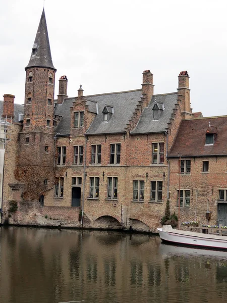 Avrupa, Belçika, West Flanders, Bruges harika eski kanalı'nın kıyısında inşa