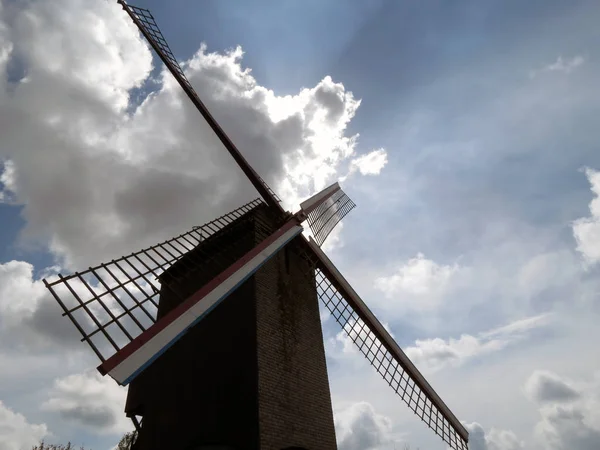 Avrupa, Belçika, West Flanders, Bruges, eski fırıldak çarpıcı gökyüzü arka plan üzerinde.