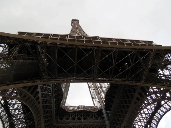 Eyfel Kulesi, bu binanın güzelliği çok çarpıcı, Paris, Fransa                