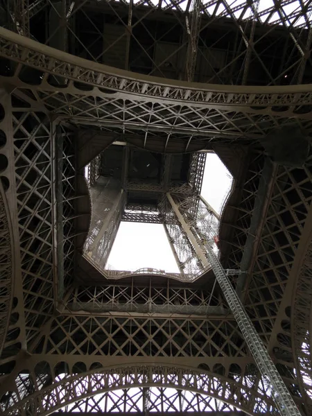 Eyfel Kulesi, görünümü aşağıdan yukarıya, Paris, Fransa
