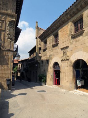 İspanyol Köyü, Barcelona, Katalonya, İspanya sokaklarda çok sayıda dükkan.