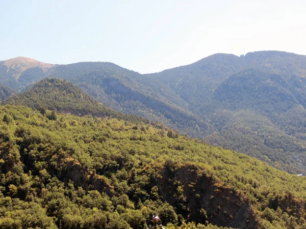 Pirene Dağları üzerinden iyi yaz hava Andorra Prensliği görünümünü.