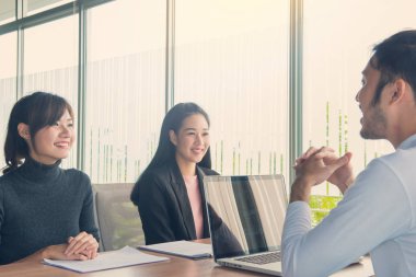 Proje yöneticisi ekibi, İşletme Kurumları Konsepti ile ilgili yeni fikirleri tartışıyor.