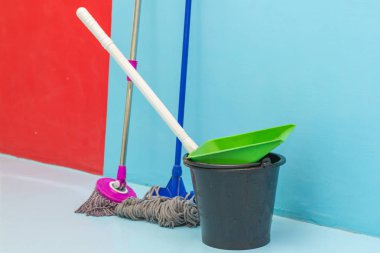 zemin ıslak bez ve faraş Oda Temizleme.