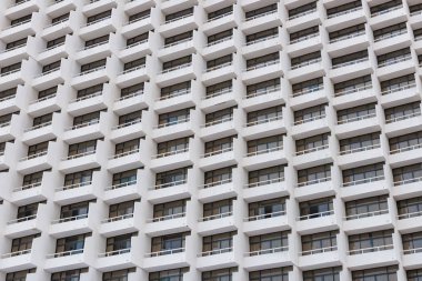 Şehir merkezindeki modern daire binanın balkon.