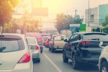 trafik sıkışıklığı otomobil yolda rush hour sırasında satırlarla.