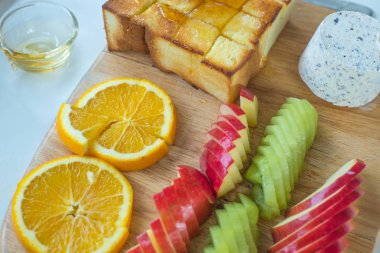 Bal tost ve karışık meyve dondurmalı ekmek üzerinde.