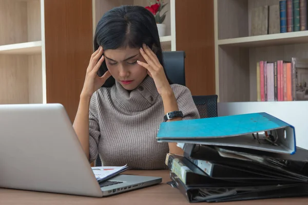 Jeune Femme Affaires Secrétaire Fatigué Stressé Travail Avec Ordinateur Portable — Photo