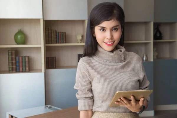 Jonge Zakenvrouw Secretaris Werken Met Tablet Slimme Telefoon Kantoor — Stockfoto