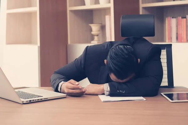 Uomo Affari Stanco Stressato Dal Lavoro Con Computer Portatile Ufficio — Foto Stock