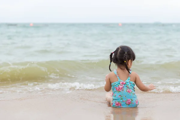 Маленька Дівчинка Сидить Грає Пляжі Піском — стокове фото