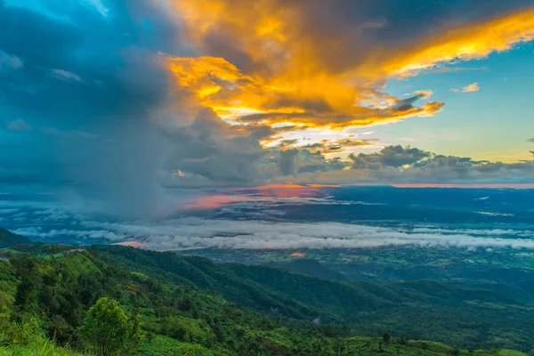 Berge Nebel Morgen Mit Sonnenaufgang Bei Phu Tub Berk Petchabun — Stockfoto