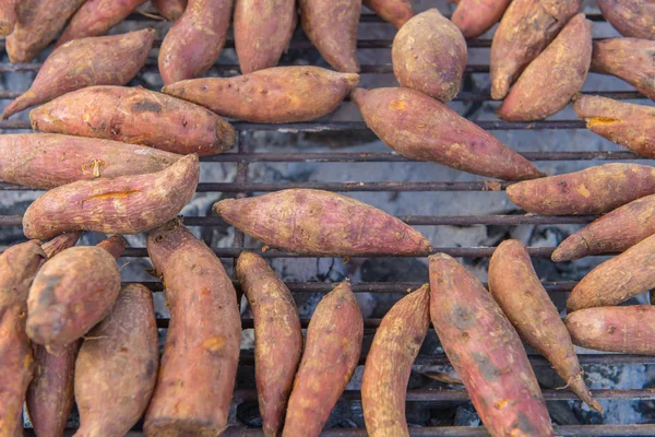 Brennende Süßkartoffeln Oder Süßkartoffeln Auf Dem Herdgrill — Stockfoto