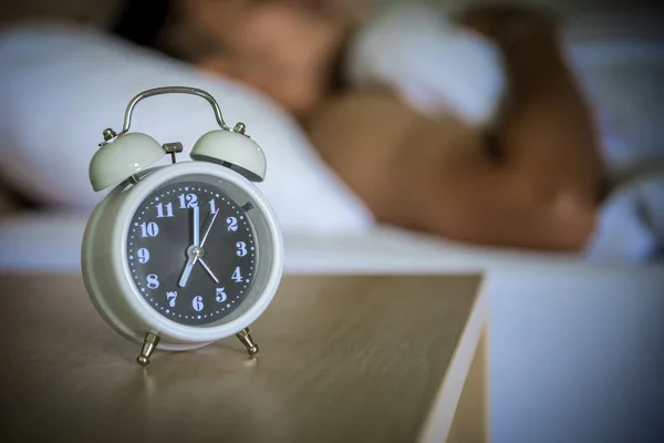 Wecker Auf Dem Bett Schlafzimmer — Stockfoto