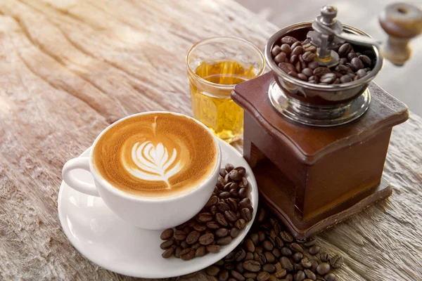 Café Aux Grains Avec Latte Art Cappuccino Sur Table Bois — Photo