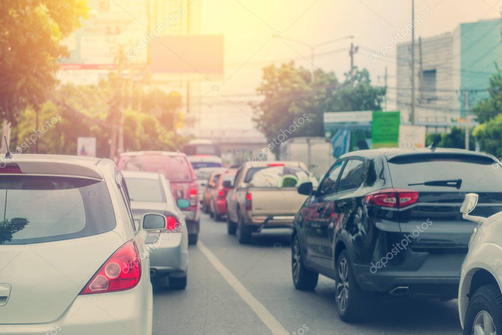 atasco de tráfico con filas de coches durante la hora punta en la
