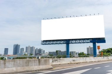 İlan panosu reklam arkaplanı için yolda boş..