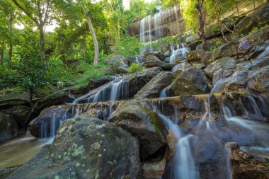 Şelale mağara çok Da Roi'da yağmur ormanlarında güzel et Tayland.