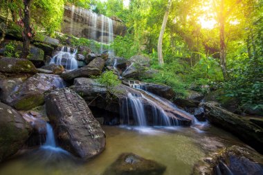 Şelale mağara çok Da Roi'da yağmur ormanlarında güzel et Tayland.