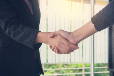 İş insanların karşılıklı toplantı veya müzakere ofis, iş ortaklığı toplantı kavramı.