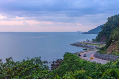 Noen Nangphaya denizde güzel eğri yol görüntülemek noktası Chanthaburi, Tayland.