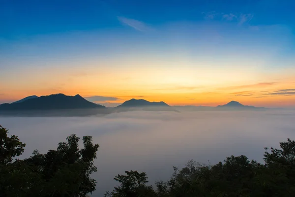 Montañas Bajo Niebla Mañana Con Amanecer Phutoke Loei Tailandia —  Fotos de Stock